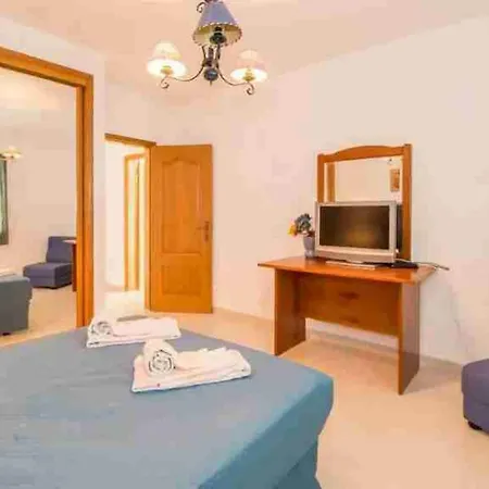 4 Bedroom Lombos With Pool In Porches Lagoa (Algarve)